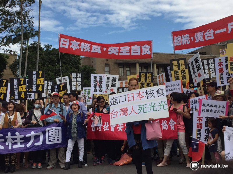 國民黨地方議員18日率領支持民眾前往行政院發起「向日本核災 食品說不」陳情抗議活動。    圖：鄭佑漢/攝