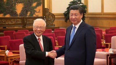 2014年9月26日，中共總書記習近平（右）在北京人民大會堂接見新同盟會會長許歷農（左）。   圖：中央社資料照片