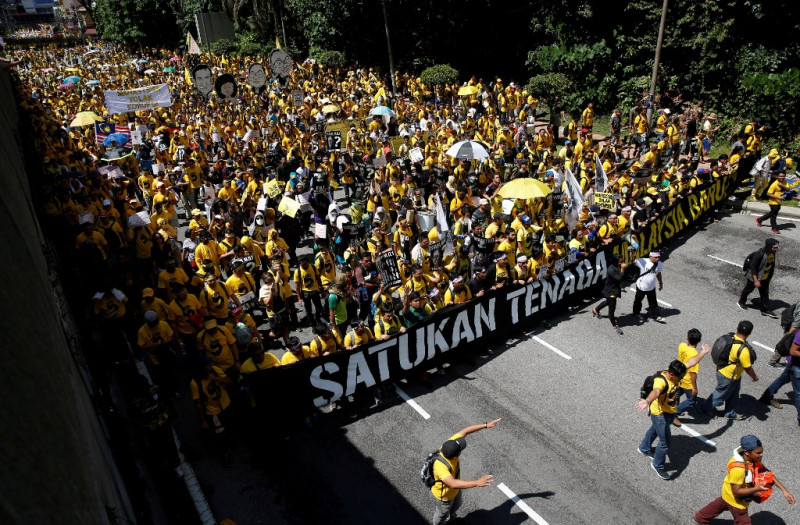 19日響應民主團體「乾淨與公平選舉聯盟」(Bersih，淨選盟)的呼籲，逾5萬名馬來西亞民眾身穿黃衣上街示威，要求貪腐醜聞纏身的總理納吉布下台。   圖：達志影像/路透社