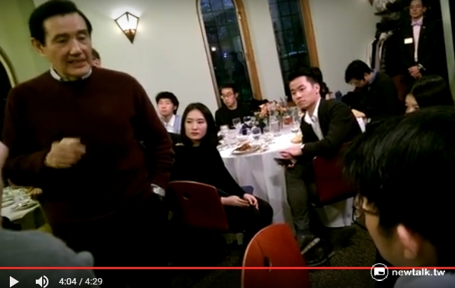 馬英九與聖母大學來自台灣和中國的學生共進晚餐會，藉學生最後一個關於兩岸的問題，重申自己的主張為「兩岸主權互不承認，治權互不否認」。   圖：翻攝新頭殼影片