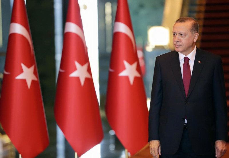 土耳其總統艾爾段在7月政變未遂後，大力掃蕩異己、干涉新聞自由，歐洲議會24日決議，要求歐盟執委會暫停與土耳其的入會談判。   圖：翻攝艾爾段臉書