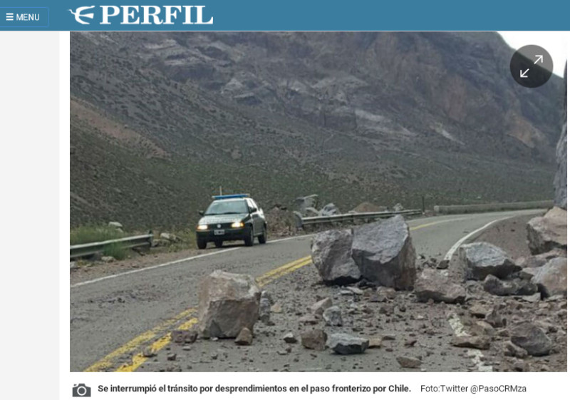 阿根廷發生規模6.4強震，在通往智利的山區道路出現巨大落石，目前沒有傷亡傳出。   圖：翻攝PERFIL/Twitter@PasoCRMza