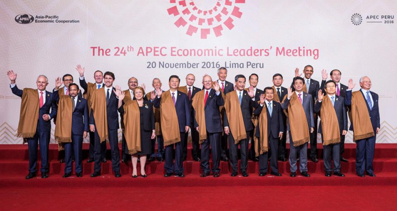 宋楚瑜（後排右四）在亞太經濟合作會議大合照中，與中國國家主席習近平（前排左五）有段距離，2人也未在公開場合有正式交流。   圖：翻攝APEC臉書