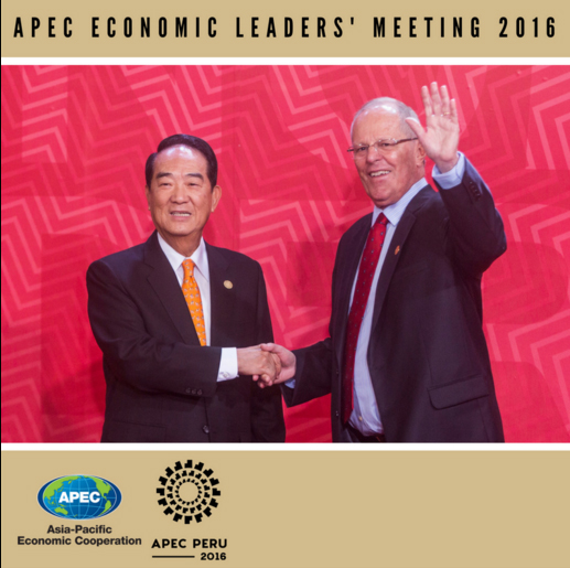 秘魯總統庫辛斯基（右）歡迎我方代表宋楚瑜，參加第24屆APEC會議。   圖：翻攝APEC臉書