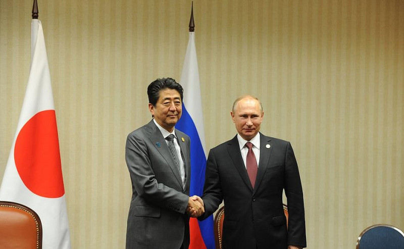 俄羅斯總統普亭（右）與日本首相安倍晉三，19日進行雙方會談，就雙邊關係發展磋商。   圖：翻攝俄羅斯總統官網