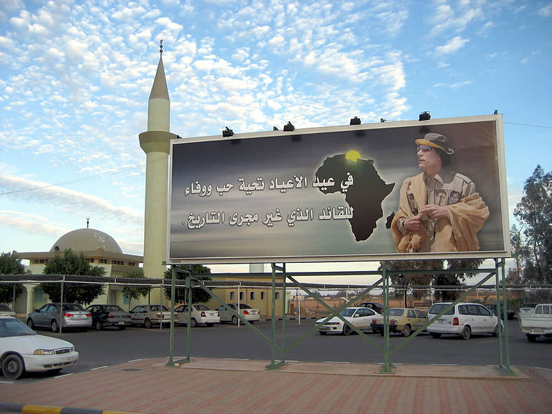 利比亞薩巴赫街頭上，還看得到前領袖格達費的看板。   圖：翻攝維基網站/David Stanley