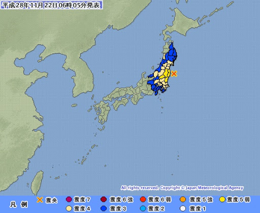 22日上午5時59分（日本時間），日本福島縣外海深度約25公里處發生芮氏規模7.4地震。   圖：翻攝日本氣象廳