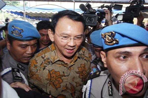在15名律師的陪同下，印尼雅加達省長鍾萬學（Ahok）22日首度以褻瀆宗教罪的嫌犯身分接受警方偵訊。   圖：GWO提供