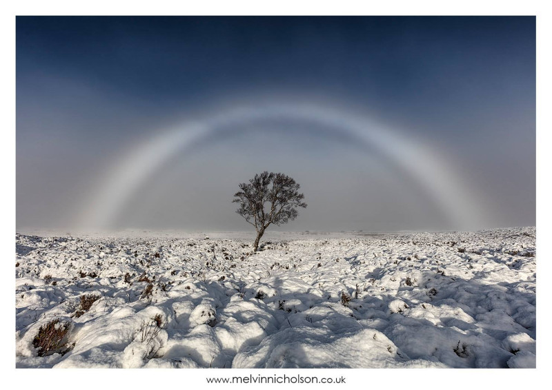 英國攝影師尼可森（Melvin Nicholson）在蘇格蘭高地捕捉到罕見的「白色彩虹」。   圖：翻攝自Melvin Nicholson臉書。
