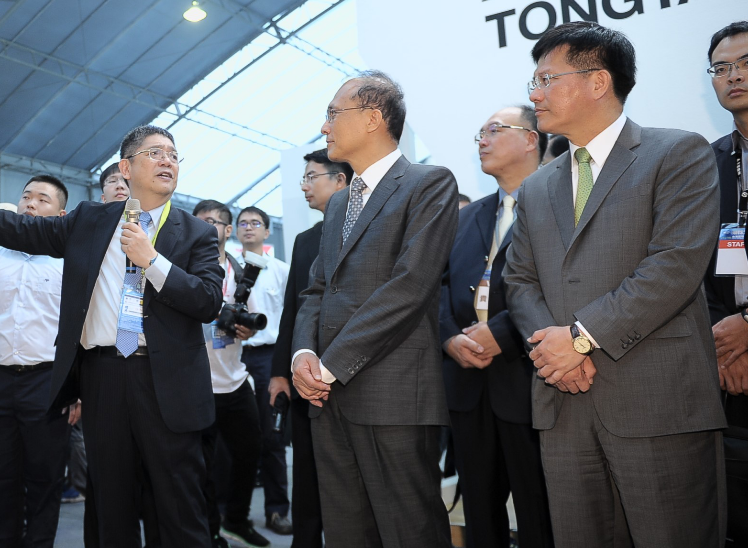 行政院長林全（右二）表示，政府目前沒有法源依據可以接管復興航空，但仍會研議替代方案來解決問題。   圖：行政院提供