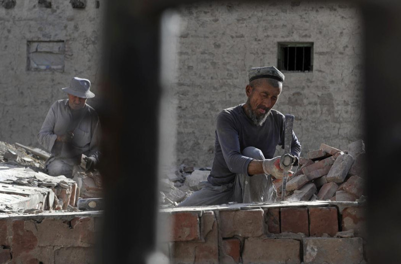 人權觀察組織（Human Rights Watch）22日表示，中國當局扣留新疆地區人民護照的政策顯然違法，侵犯當地居民的遷徙自由。圖為新疆維吾爾族人工作一景。   圖：達志影像/路透社。
