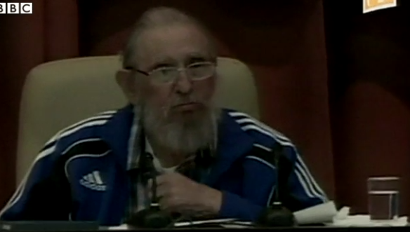 前古巴政治強人、革命領導人斐代爾．卡斯楚（Fidel Castro）25日深夜去世，享壽90歲。這是他4月間在古巴共產黨全國代表大會上難得露面的畫面。

   圖：翻攝BBC新聞畫面