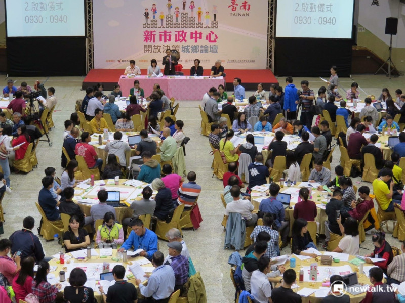 台南市政府舉辦新市政中心城鄉論壇，共有196位公民出席，會中共識將提供市府作為未來決策的參考。   圖：黃博郎攝