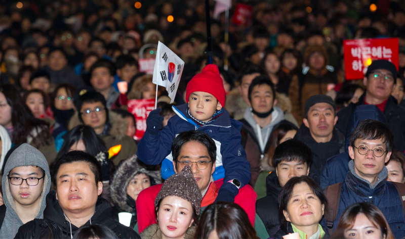 韓國總統朴槿惠因醜聞纏身，許多民眾冒著風雪走上街頭抗議。   圖：達志影像/美聯社資料照片