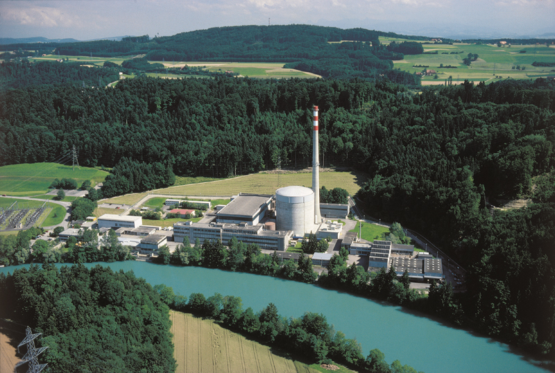 瑞士的米勒貝格核電廠隱身在青山綠水中，已經運轉40多年。   圖：翻攝維基網站/ BKW FMB Energie AG.
