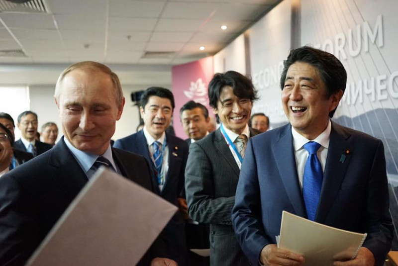 日本首相安倍晉三（右）將與俄羅斯總統普亭（左）12月在日本山口縣舉行會談，討論北方四島主權問題。   圖：翻攝安倍晉三臉書