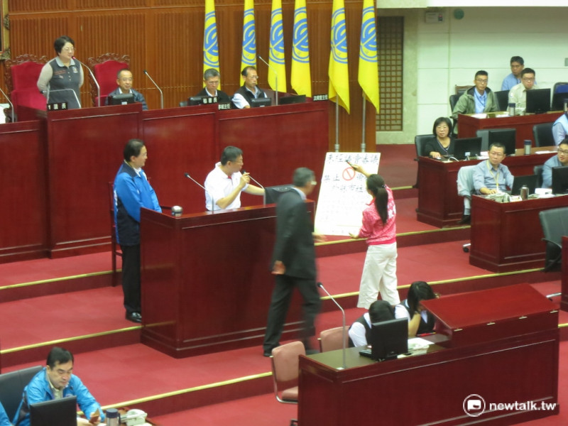 台北市長柯文哲28日上午赴市議會進行「代燒雲林縣垃圾」專案報告。   圖：呂佳峻/攝