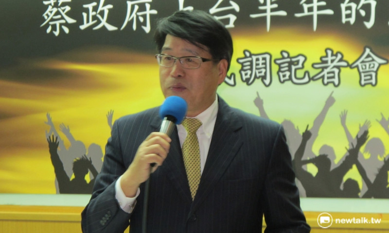 財團法人台灣民意基金會董事長游盈隆28日指出，不贊同蔡英文總統聲望的比例已經超過贊同者了。   圖：林朝億/攝