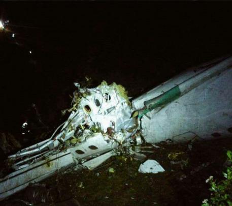 哥倫比亞28日晚間傳出美德殷（Medellin）附近有一架飛機墜毀，機上共81人，乘客包含巴西職業足球隊查比高恩斯皇家（Chapecoense Real）隊員在內共72人，機組員9人。   圖：翻攝自EL INFORMADOR推特