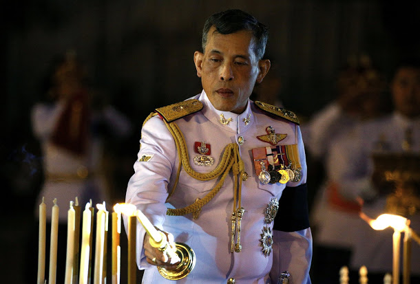 泰王蒲美蓬11月13日駕崩，舉國哀悼1個月。泰國國會主席29日上午宣佈，王儲瓦吉拉隆功確認繼承王位，將成為泰國新國王。圖為瓦吉拉隆功10月23日出席蒲美蓬國王悼念儀式。    圖：達志影像/路透社資料照片