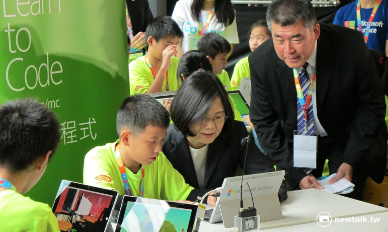 總統蔡英文30日出席「『電腦科學教育週：一小時玩程式』啟動活動」，這也是她首次玩電腦遊戲，一旁的台灣微軟總經理邵光華還不斷提醒總統時間到了。   圖：林朝億/攝