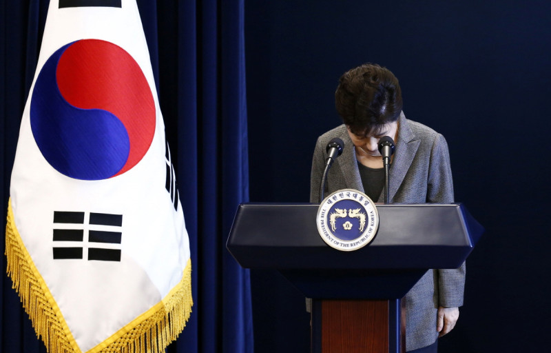 韓國總統朴槿惠29日第3次向全韓國人民致歉，釋放出「有條件請辭」的訊息。   圖：達志影像/路透社。