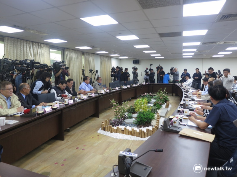 台北農產運銷公司原計30日召開董事會，並選出新任董座，但23席董事中，僅有9席董事出席，宣告流會。   圖：呂佳峻/攝
