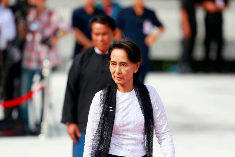 緬甸國務資政兼外長翁山蘇姬（前）稱「民族和解是不可避免的工作」，卻沒有正面回應暴力事件。。   圖：達志影像/路透社資料照片