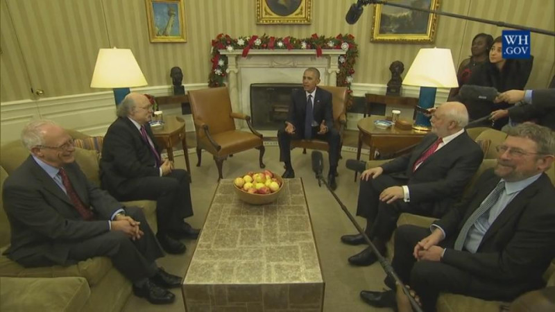 美國總統歐巴馬1日接見多位諾貝爾獎得主，惟獨巴布狄倫缺席。歐巴馬表示，他們意味著美國擁有吸引世界頂尖人才的能力。   圖：翻攝YouTube