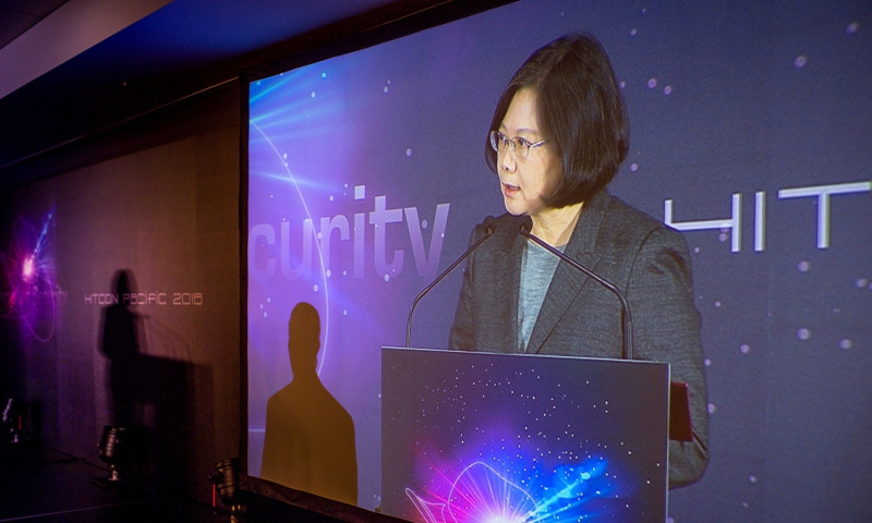 總統蔡英文1日上午出席在台北市文創園區舉辦的「第12屆台灣駭客年會HITCON Pacific 2016」。   圖：總統府提供