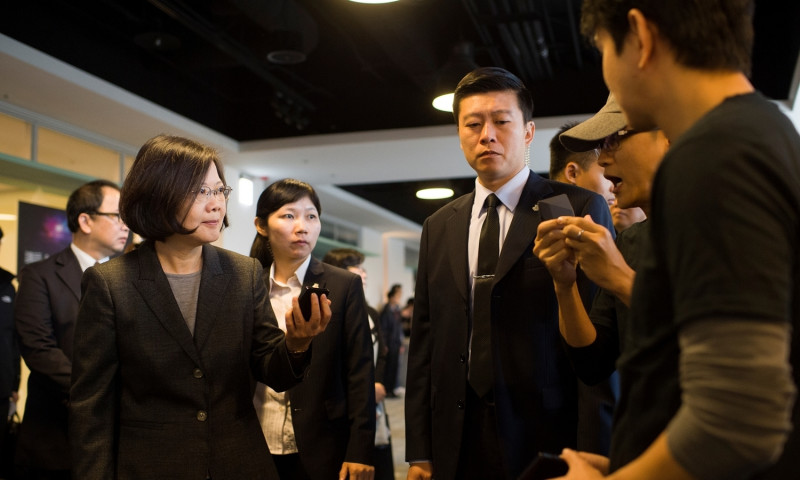 總統蔡英文1日上午出席在台北市文創園區舉辦的「第12屆台灣駭客年會HITCON Pacific 2016」，並與現場年輕人互動。   圖：總統府提供