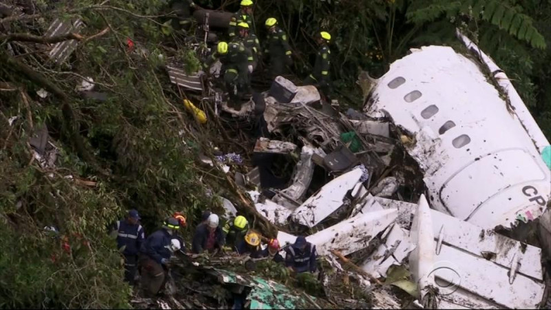 巴西足球隊查比高恩斯的墜機事故，經黑盒子分析的初步報告顯示，失事原因為燃料耗盡及超重。    圖：翻攝CBS NEWS
