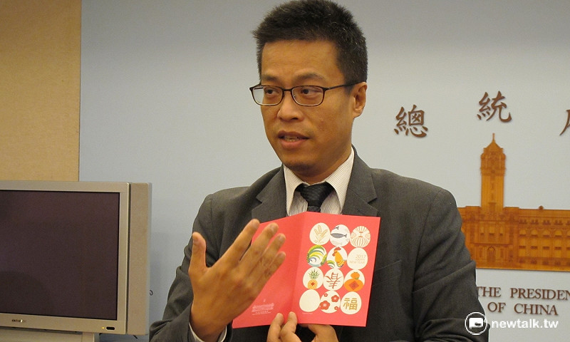 總統府發言人黃重諺1日說明總統蔡英文2017新年賀卡設計理念。   圖：林朝億/攝
