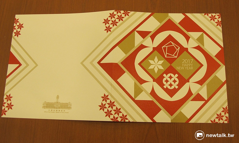 副總統陳建仁伉儷2017新年賀卡以「十字」為核心設計理念。   圖：林朝億/攝