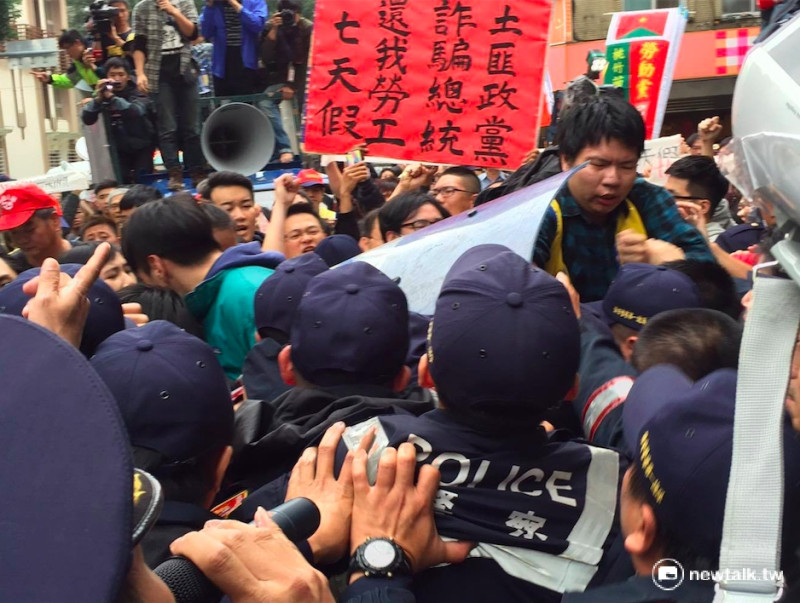 勞團成員於立法院外青島東路口，試圖衝撞警方防線。   圖：鄭佑漢/攝