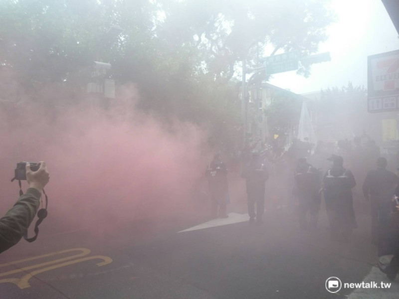 勞團抗議民進黨強闖《勞基法》修正案，並扔躑煙霧彈。   圖：鄭佑漢/攝
