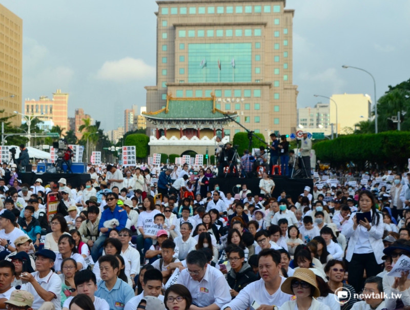 下一代幸福聯盟號召反對同性婚姻群眾前進凱道，根據台北市警方統計，現場湧入超過6萬人。   圖：柯昱安/攝