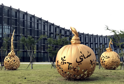 台灣藝術家王文志作品《戲分茶》，以3顆金色鏤空茶團來象徵嘉義茶的「金色產業」。   圖：中央社