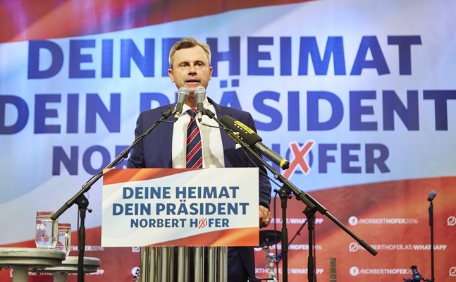 奧地利總統2次選舉結果初步揭曉，極右翼自由黨候選人霍弗以些微差距落敗，他在臉書公開祝賀對手。   圖：翻攝霍弗官網