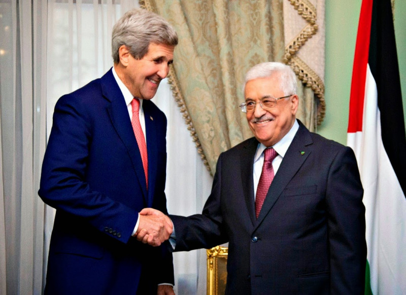 巴勒斯坦總統阿巴斯（右）已經高齡91歲，在位超過10年。右為美國國務卿凱瑞。   圖：達志影像/路透社資料照片