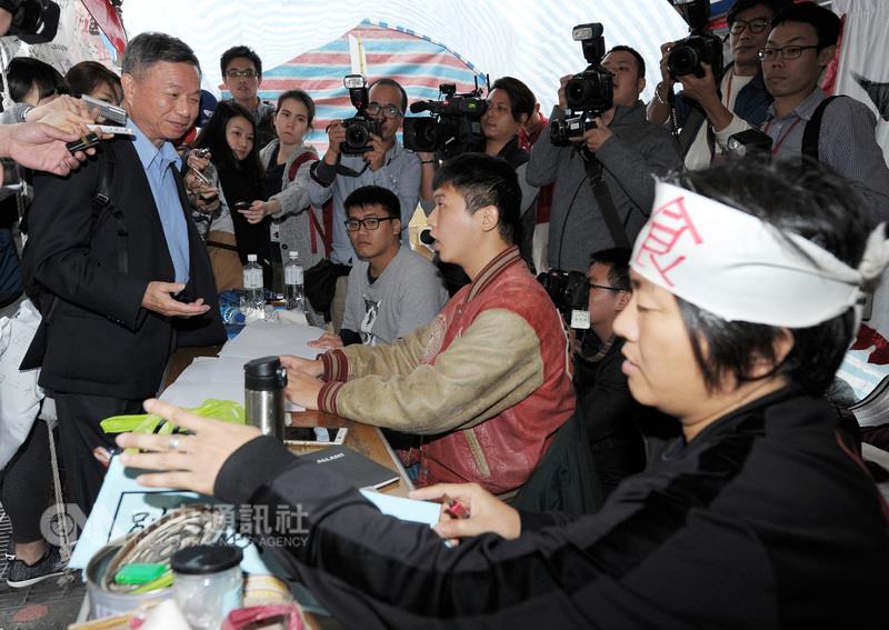 前衛生署長楊志良（前左）前往探視絕食的工鬥成員，並邀請他們一同加入反對核災食品連署。   圖：中央社