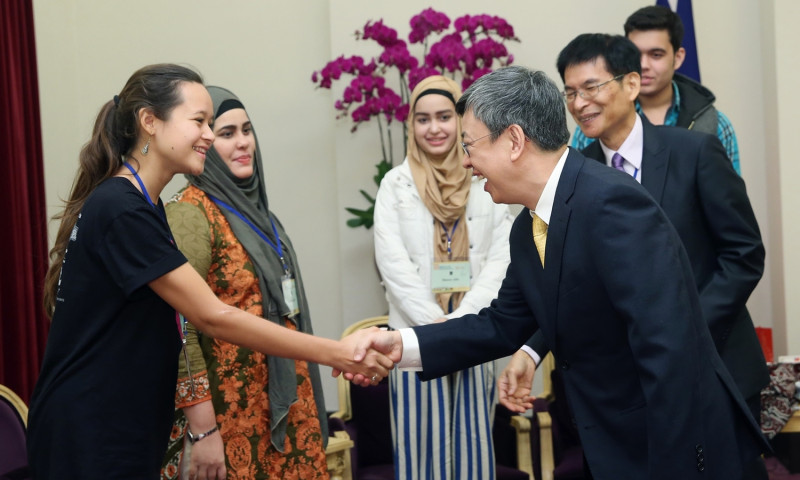 副總統陳建仁6日上午接見「2016國際馬拉拉獎獲獎人」一行，肯定獲獎者以具體行動對人類做出貢獻，是全球青年學子學習的典範。   圖：總統府提供
