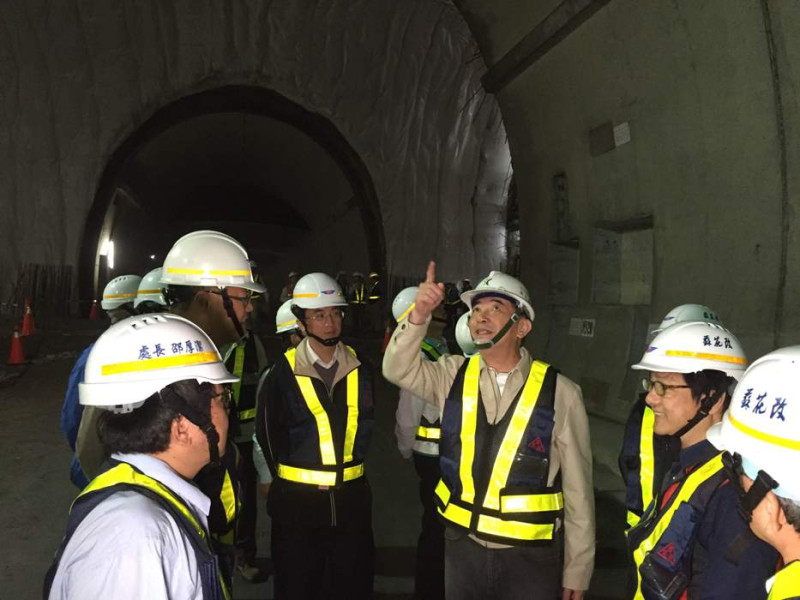 工程會主委吳宏謀訪查台9線蘇花改計畫之觀音隧道。   圖：工程會提供