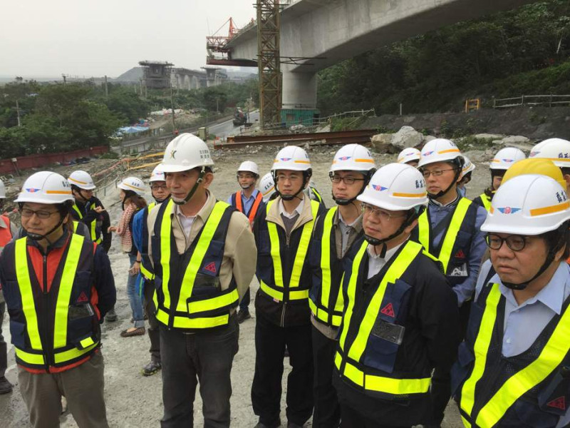 工程會主委吳宏謀訪查台9線蘇花改計畫之漢本遺址。   圖：工程會提供