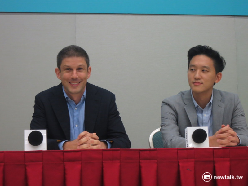 Uber亞太區域總經理布朗（Michael Brown）、台灣區總經理顧立愷6日召開記者會，呼籲政府應另立新法，以因應新創產業。   圖：呂佳峻/攝