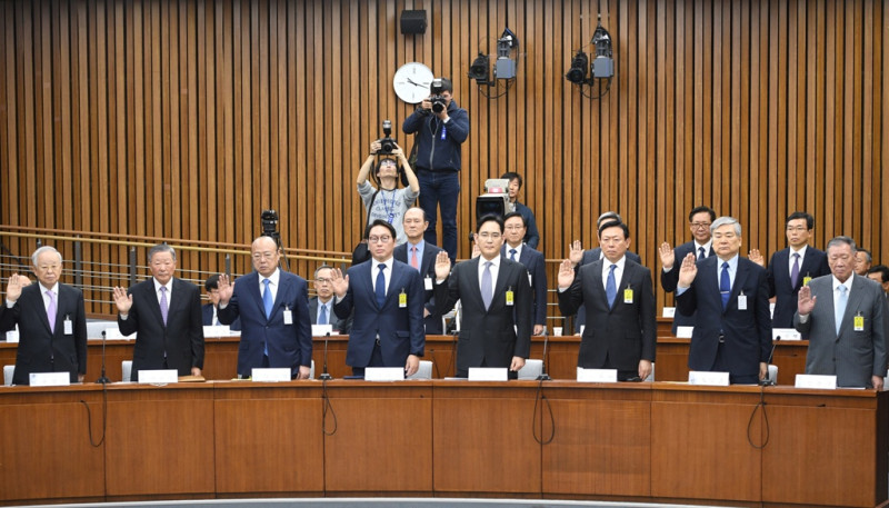 針對韓國總統朴槿惠的閨密干政案，韓國國政調查特別委員會6日傳喚包括三星電子副會長暨接班人李在鎔在內的8大企業高層召開聽證會。   圖：達志影像/路透社