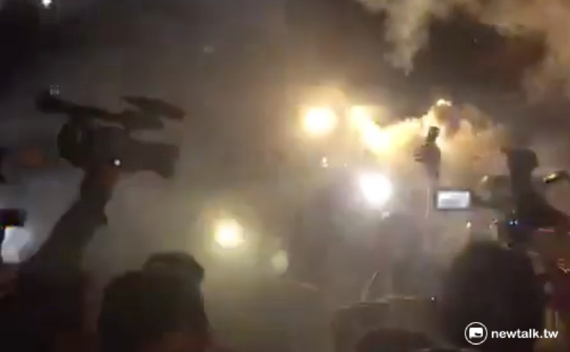 工鬥等勞團在立法院場外點燃煙霧彈，現場煙霧瀰漫，並與警方爆發推擠衝突。   圖：柯昱安/攝