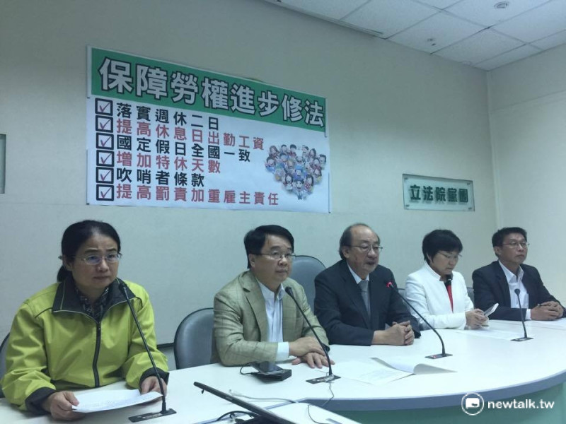 民進黨團總召柯建銘（中）表示，這4個多月的修法是「刻骨銘心的過程」。   圖：柯昱安/攝