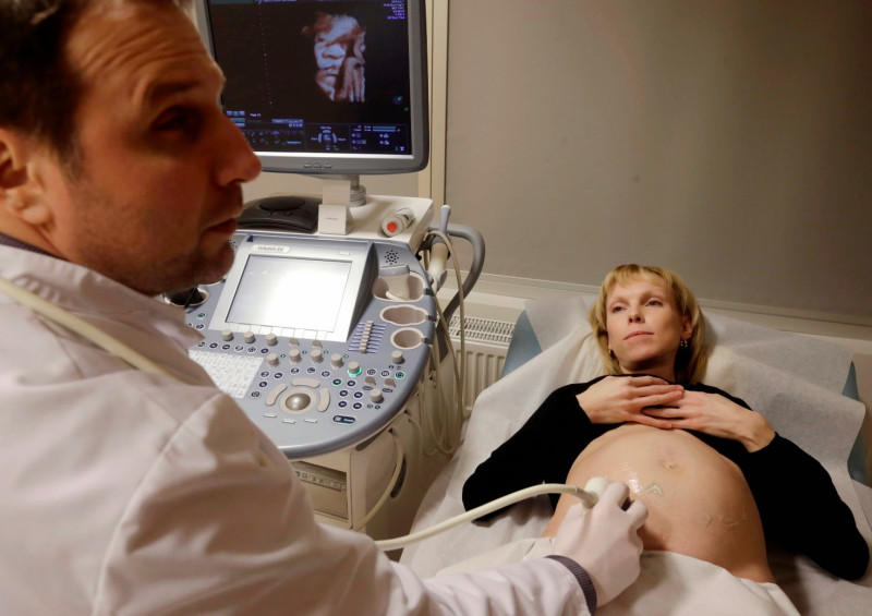 越來越多骨盆狹窄的孕婦選擇剖腹產，提高產婦與嬰兒的存活率，也改變了人類基因的遺傳比例。   圖：達志影像/路透社資料照片