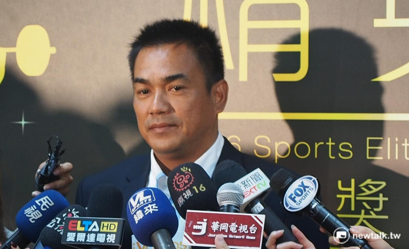 今年引退的「台灣巨砲」陳金鋒獲體育運動精英獎特別獎，他表示這是棒球生涯中最大的鼓勵。   圖：李蘇竣攝。